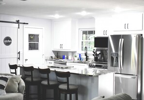 Fridge, microwave, oven, stovetop - Hidden Gem - Peaceful and Relaxing Getaway Cozy 3-bedroom house (Fairfield Bay)