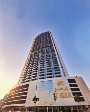 Exterior - High-Floor 2BR w/ Vibrant Street Views & Easy Drive Access to Downtown Hotspots (Dubai)