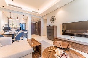 TV - High-Floor 2BR w/ Vibrant Street Views & Easy Drive Access to Downtown Hotspots (Dubai)