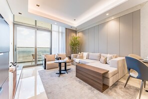 TV - High-Floor 2BR w/ Vibrant Street Views & Easy Drive Access to Downtown Hotspots (Dubai)