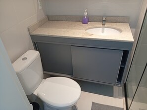 Apartamento básico | Banheiro | Chuveiro 