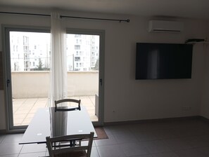 Dining - Charming T2 silk with parking space (Villeurbanne)