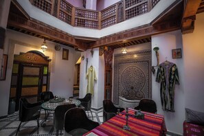 Dining - Spacious 5-bedroom riad in lovely Fès with AC and fitness room (Fès)
