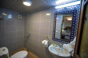 Douche, sèche-cheveux, serviettes fournies, savon