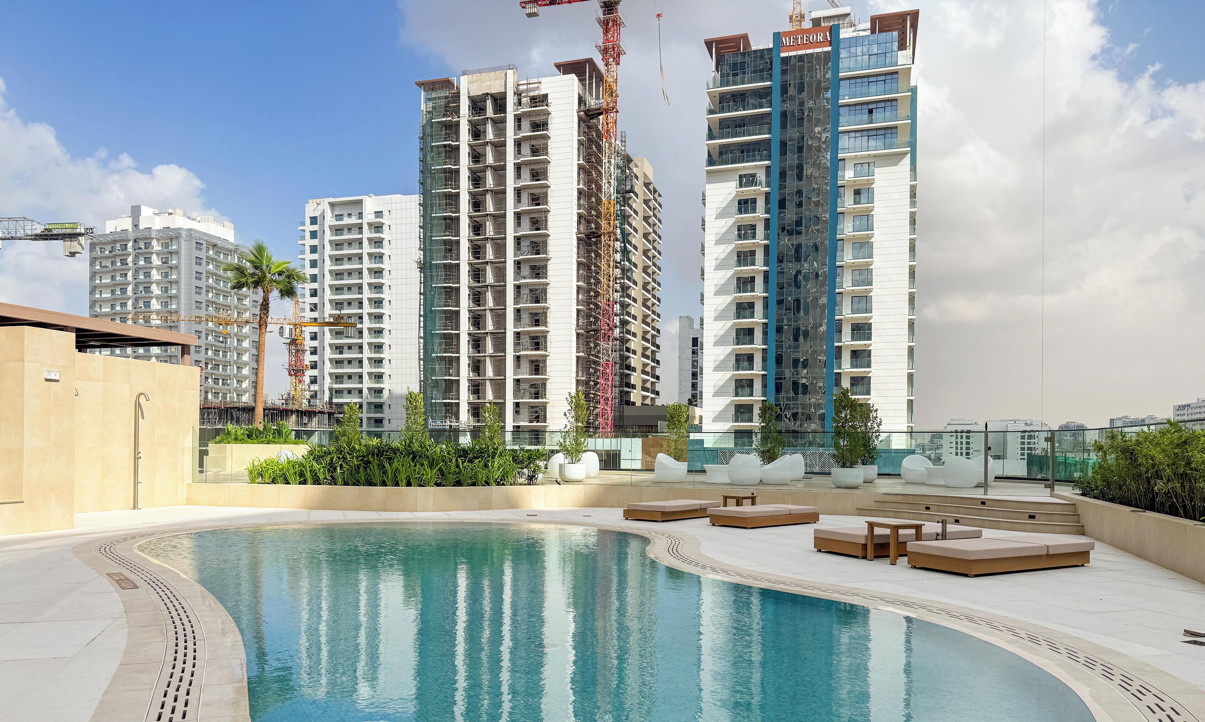 สระว่ายน้ำกลางแจ้ง