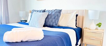 Modern Retreat - 3 King Beds - Garage - WiFi - Sleeps 10!