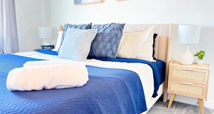 Modern Retreat - 3 King Beds - Garage - WiFi - Sleeps 10!