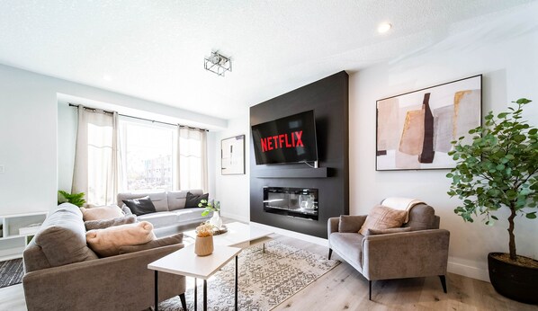 Living area - Modern Retreat - 3 King Beds - Garage - WiFi - Sleeps 10! (Edmonton)