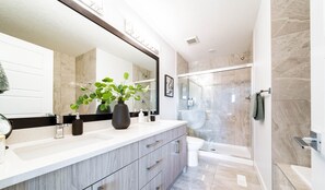 Bathroom - Modern Retreat - 3 King Beds - Garage - WiFi - Sleeps 10! (Edmonton)