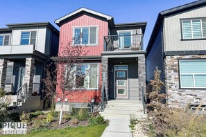 Exterior - Modern Retreat - 3 King Beds - Garage - WiFi - Sleeps 10! (Edmonton)