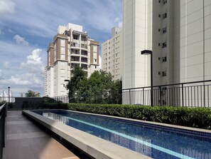 Piscina externa, funciona das 8h às 22h, guarda-sóis, espreguiçadeiras