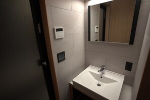 ห้องเบสิก, ปลอดบุหรี่ | ห้องน้ำ