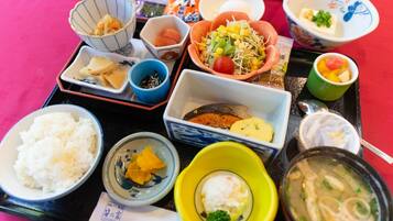 Una variedad de platos japoneses dispuestos en una bandeja.