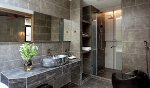 淋浴设施、免费洗浴用品、吹风机、拖鞋