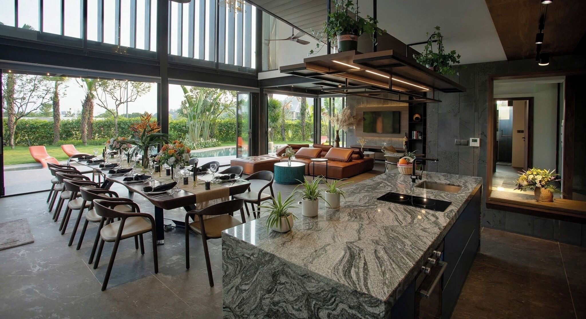 Een koelkast, een microgolfoven, een espressoapparaat