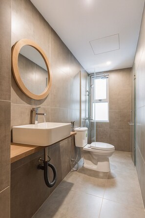 Shower, perlengkapan mandi gratis, pengering rambut, dan sandal