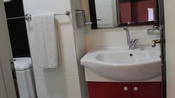 Ducha, secador de pelo, toallas, jabón