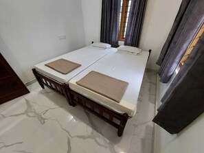 3 bedrooms, WiFi, bed sheets - MARARI IRINE HOMESTAY (Alappuzha)