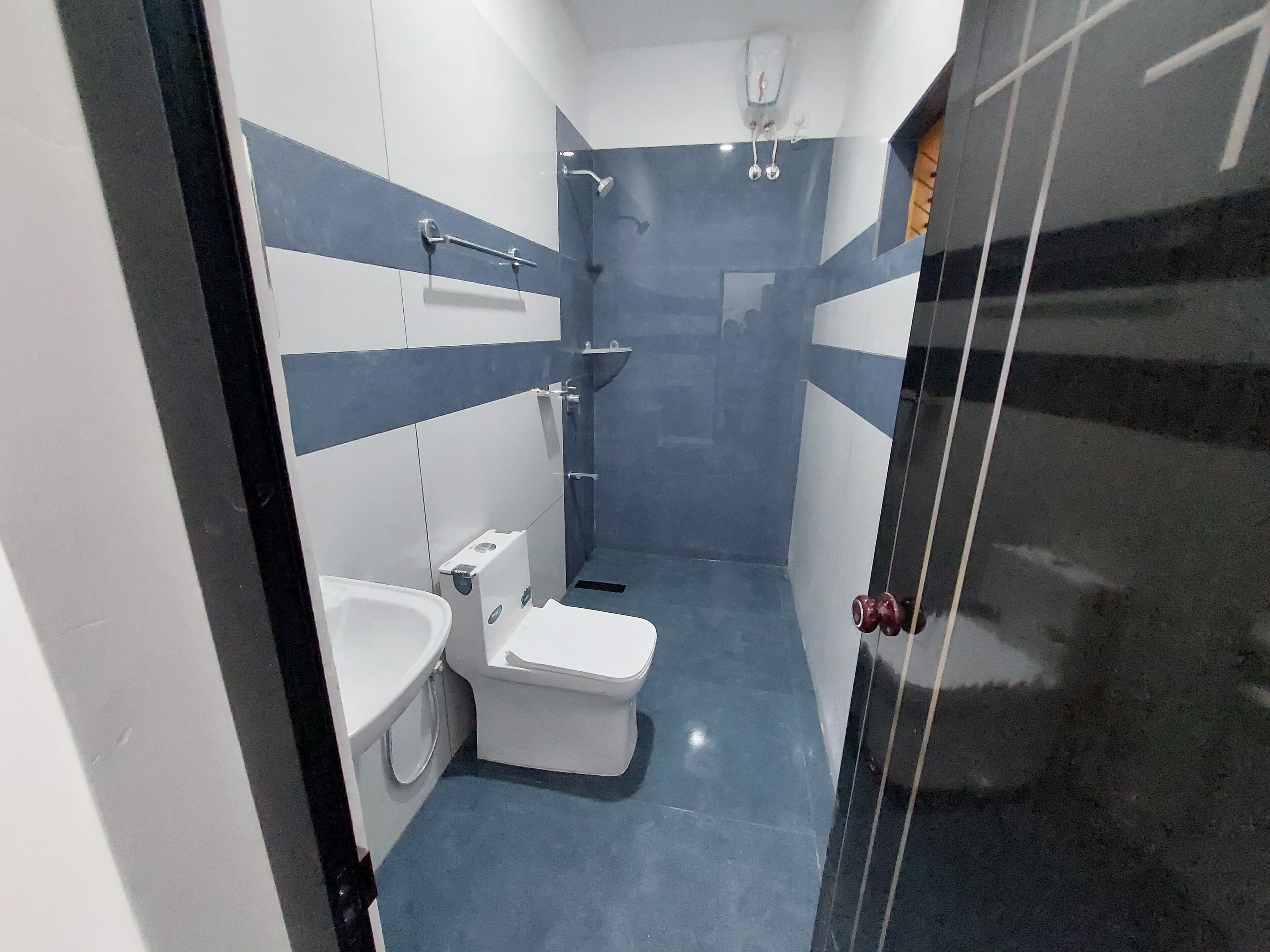 Regadera, toallas, jabón, papel de baño 