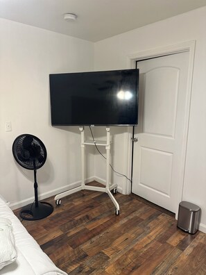 1 bedroom, iron/ironing board, Internet, bed sheets - Private Studio 12min from. Mercedes Benz/Downtown (Atlanta)