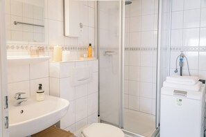 Shower, towels, soap, toilet paper - 5 minutes from the Green Hill Bikepark and the Hunau slope Family apartment! (Schmallenberg)