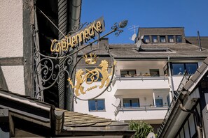 A building with a sign reading 'Café Hennecke' and a decorative emblem. - 5 minutes from the Green Hill Bikepark and the Hunau slope Family apartment! (Schmallenberg)