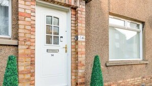 A white door with the number 14, a brick wall, and a window. - Balmoral Residence - 30 min to Glasgow & Edinburgh (Falkirk)