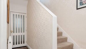 A staircase with beige carpet and white walls. - Balmoral Residence - 30 min to Glasgow & Edinburgh (Falkirk)