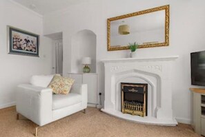 TV, fireplace - Grangeburn Residence - 2 bedroom home with parking (Falkirk)