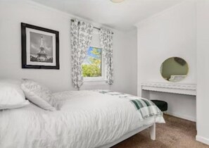 Iron/ironing board, Internet, bed sheets - Grangeburn Residence - 2 bedroom home with parking (Falkirk)