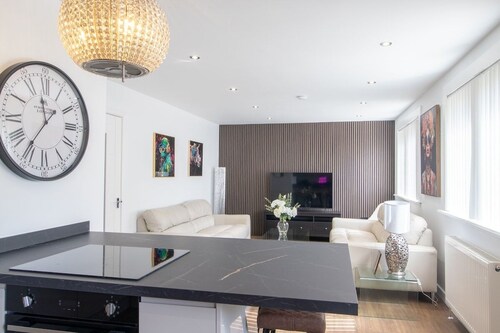 The Kings Height: Close to Glasgow & Edinburgh