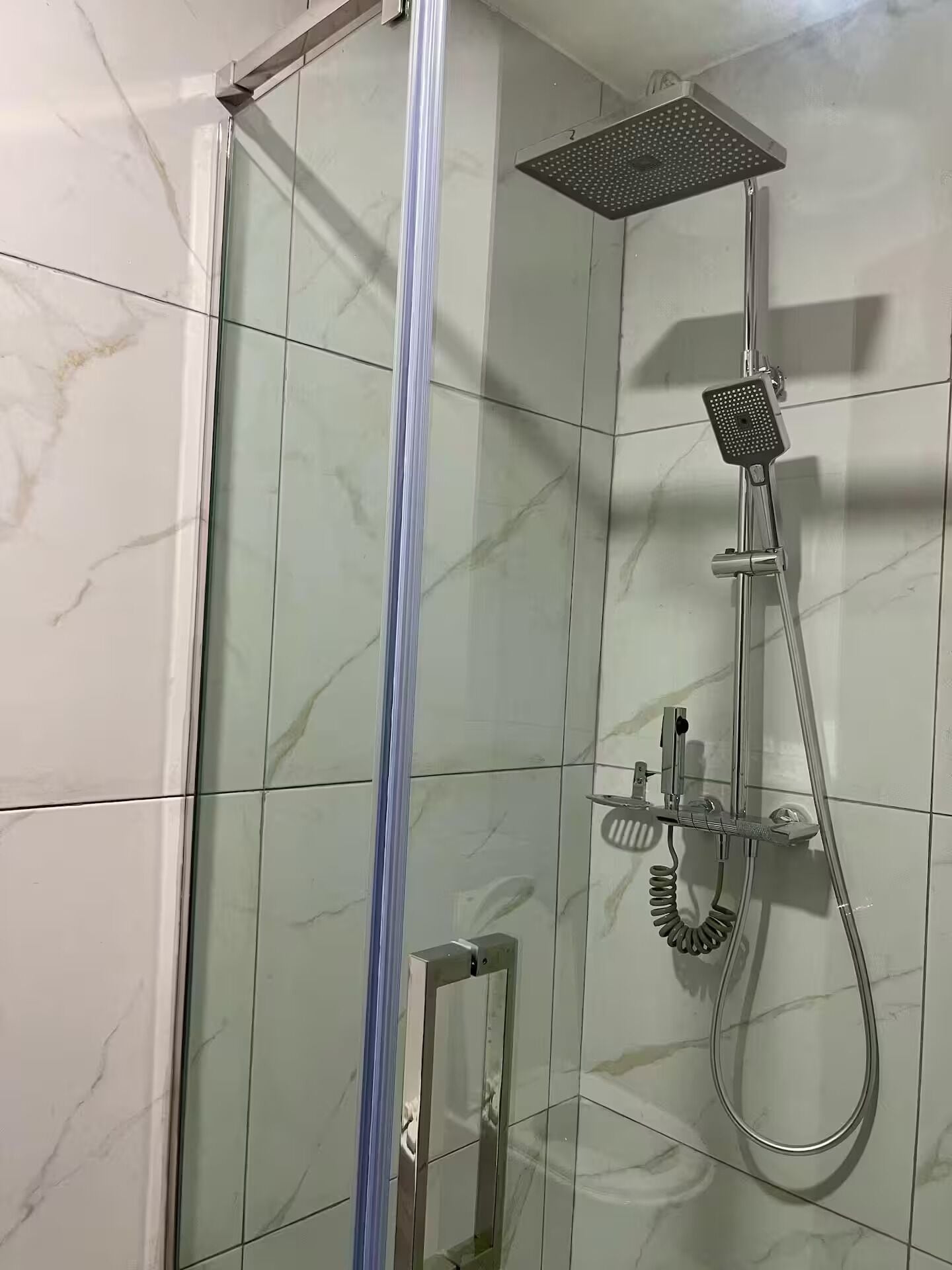 Toalhas de banho, papel higiênico