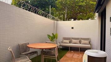 Basic Apartment | Outdoor dining