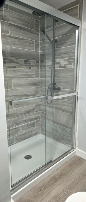 Shower, hair dryer, towels, soap - Spacious 4-bedroom house in wonderful Columbus with essential amenities. (Columbus)