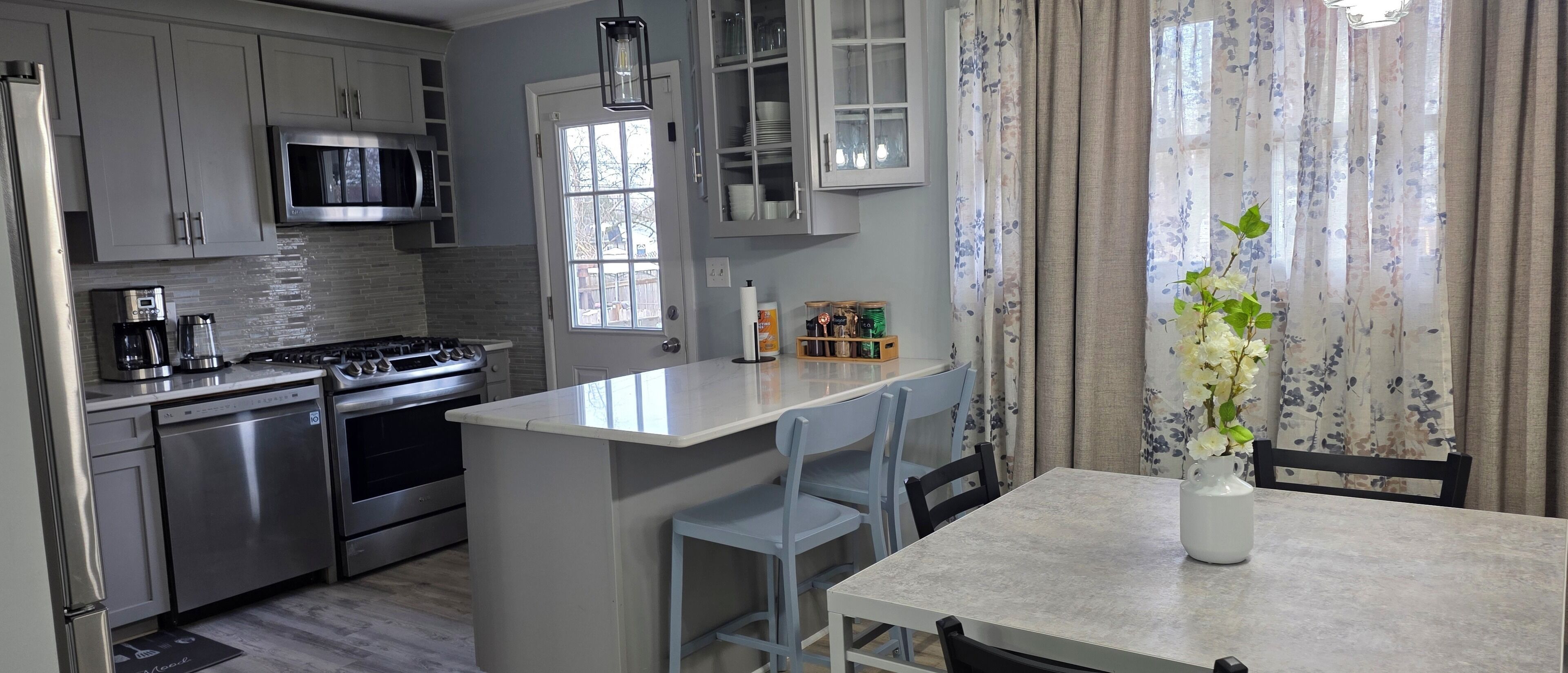 Mikrobølgeovn, ovn, kokeplater og oppvaskmaskin