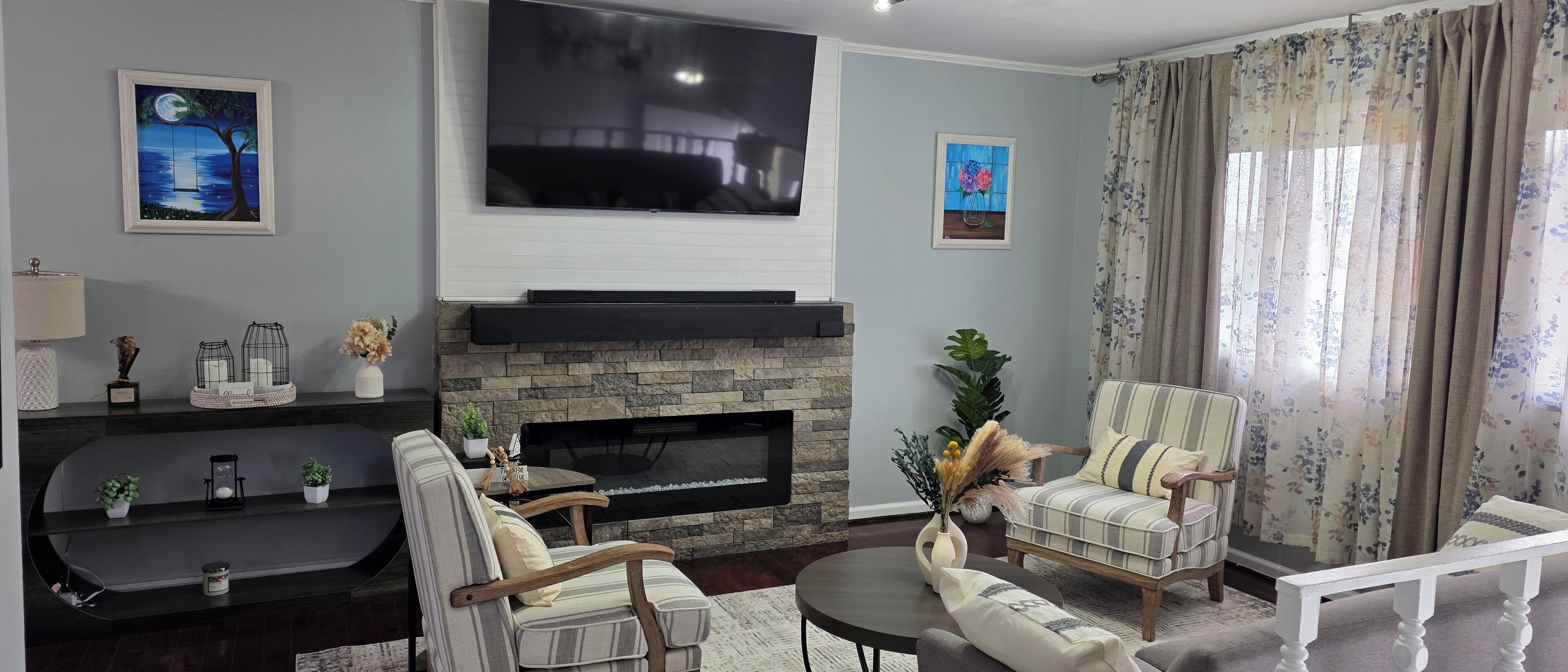 Een televisie en een open haard