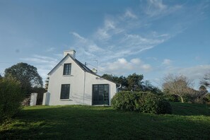 Exterior - Charming Breton house, breathtaking sea view, garden and large grounds (Pleubian)