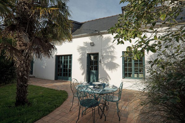 Outdoor dining - Charming Breton house, breathtaking sea view, garden and large grounds (Pleubian)