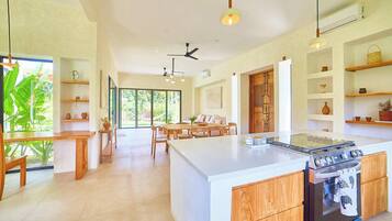 Villa, Terrasse, Gartenblick