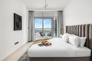Free WiFi - 2BR Beachfront Retreat with Palm Views (Dubai)