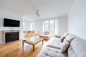 TV - Two bedroom  in France, Paris (Paris)