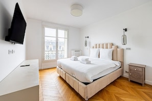 Iron/ironing board, WiFi, bed sheets - Two bedroom  in France, Paris (Paris)