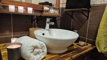 Bruser, hårtørrer, håndklæder, Sæbe