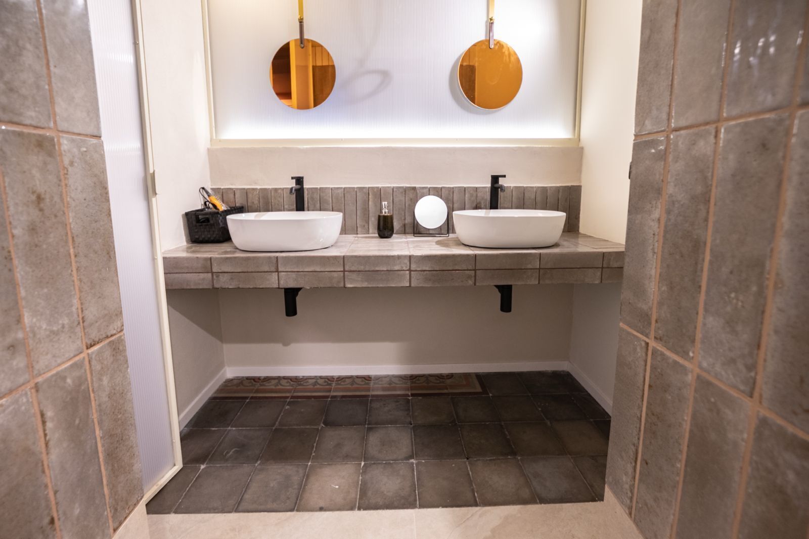 Een douche, een haardroger, een bidet, handdoeken