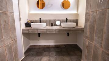 Een douche, een haardroger, een bidet, handdoeken