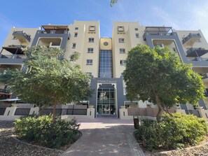 Exterior - Free housekeeping visits during your stay - StayShort - 1 Bed in Dubai Land that Sleeps 2 with Balcony! (Dubai Land)