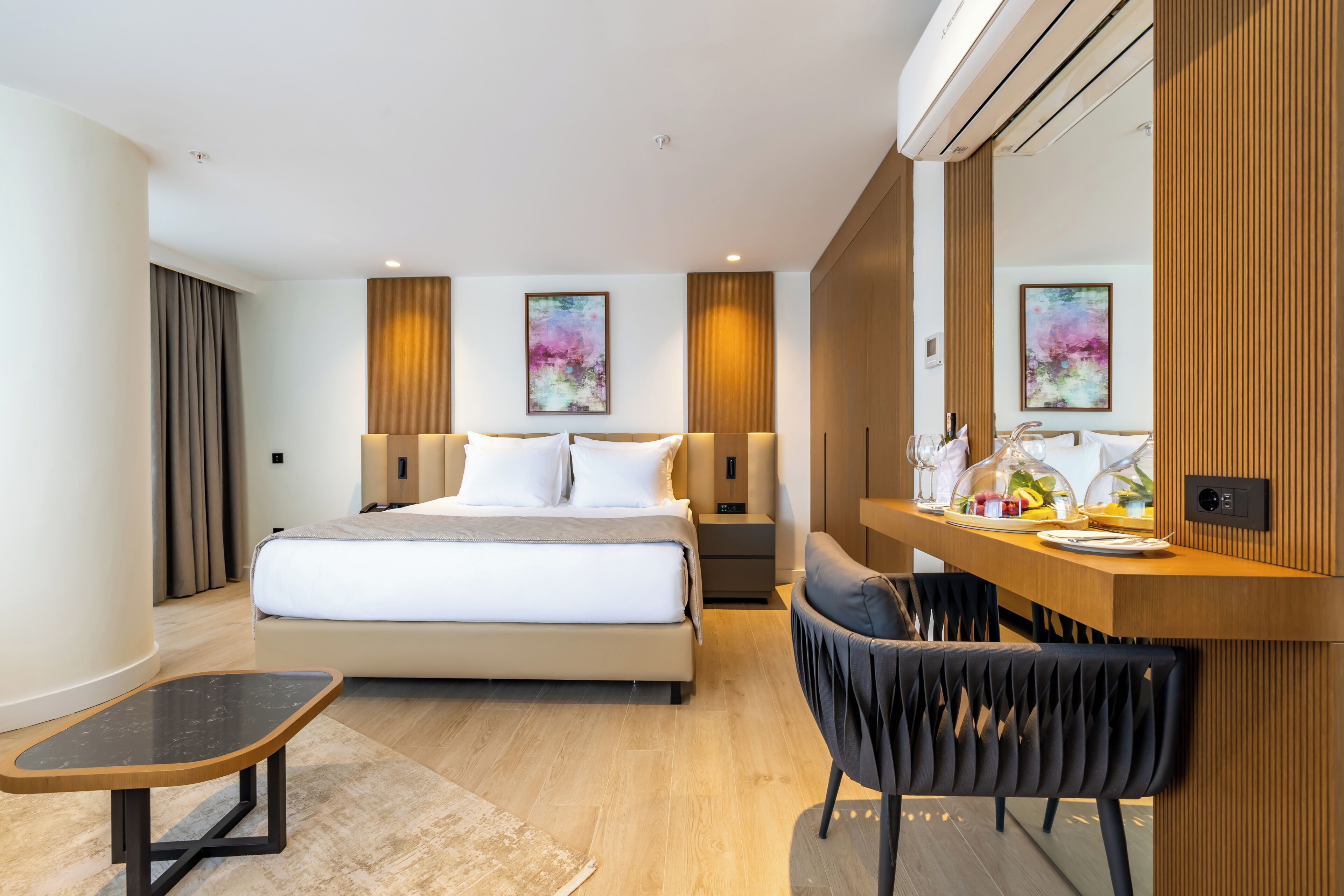 Premium bedding, free minibar, in-room safe, blackout curtains