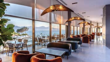 6 bares/lounges, bar ao lado da piscina