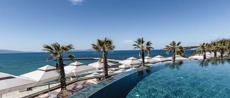 Piscine intérieure, 2 piscines extérieures, 8 h à  19 h, parasols