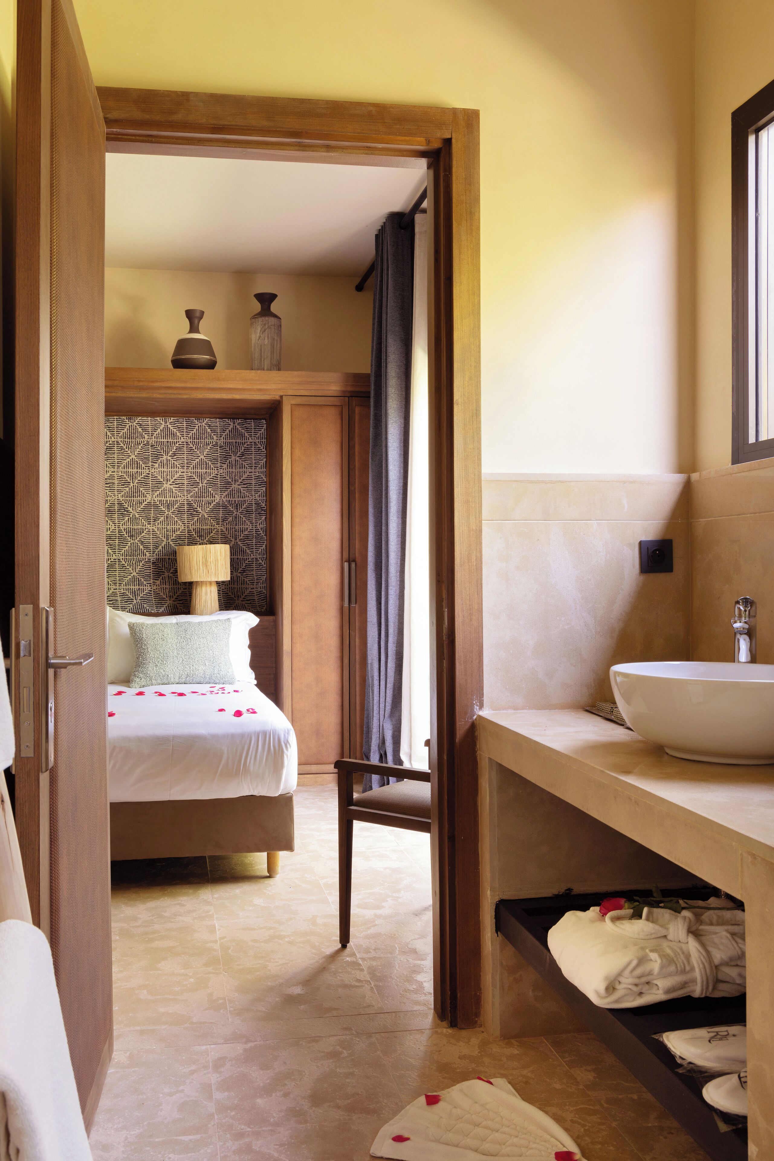 クラシック ダブルルーム プールビュー | セーフティボックス (室内)、遮光カーテン、防音設備、WiFi (無料)